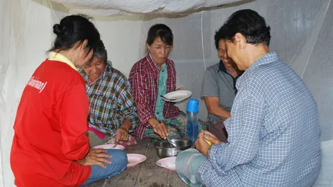 อะเมซซิ่งป่าซาง! คนกางมุ้งกินข้าว เรื่องจริงแค่หนีแมลงวัน   