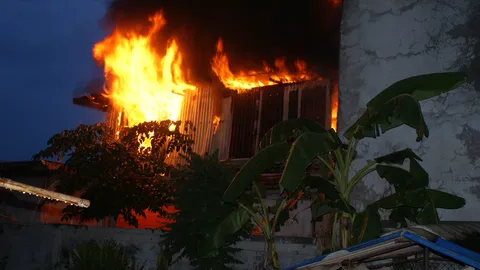  ไฟไหม้บ้านพ่อเฒ่าเพชรบูรณ์ เพลิงผลาญทั้งหลัง โชคดีหนีทันหวิดไม่รอด 