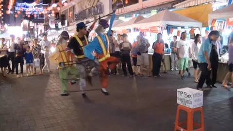 นักดนตรีหนุ่มไอเดียเจ๋ง! เต้นประกอบหุ่นหารายได้ บนถนนคนเดินย่านหาดใหญ่