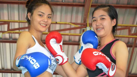 สวยใสเฉือนกันไม่ลง ‘ปุยฝ้าย-เพชรงามตา’ คู่มวยหญิงหยุดโลก! ซ้อมโชว์-อวดนักข่าว