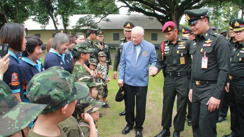 ใจถึงใจ !! 'ป๋าเปรม' ลงพื้นที่เยี่ยมหน่วยทหารม้า จ.อุตรดิตถ์ 