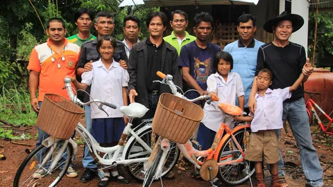 3พี่น้องยากจนเฮ นายก.อบต.ปากปลา มอบจักรยานไว้ร่วมปั่นเพื่อแม่