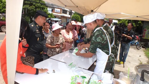 ข้าวกล่องทหาร 9 บาท จทบ.ร้อยเอ็ดขายดี 40 นาทีเกลี้ยง