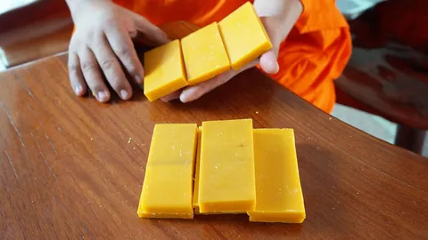 ไม่ต้องซื้อมาถวาย! วัดสุโขทัยยึดหลักพอเพียง หล่อเทียนใช้เอง