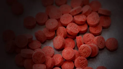 รวบหนุ่มสาว เตรียมเร่ขายยาให้วัยรุ่นในหมู่บ้าน พร้อมของกลาง 30 เม็ด