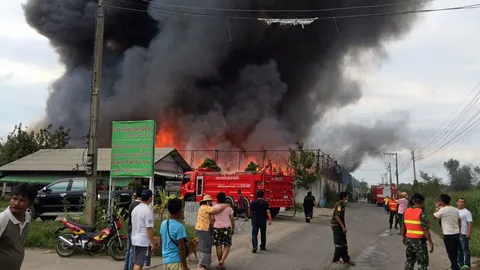 2 พันชีวิต หนีตายอลหม่าน ไฟไหม้วอดแคมป์คนงานก่อสร้างย่านธัญบุรี