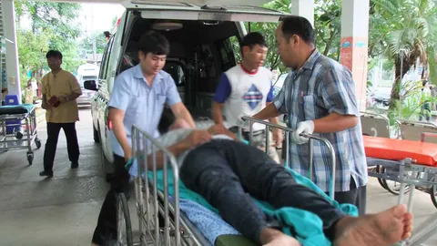 หนุ่มแพร่ปีนสะพานลอยขู่จะโดด คว้ายาฆ่าหนูกรอกปาก น้อยใจเมียขอหย่า 