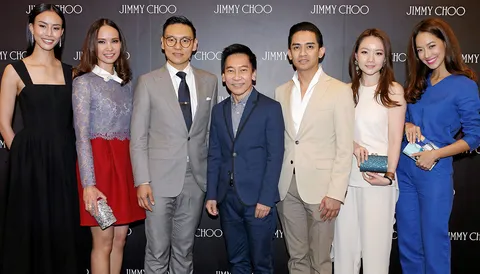 "จิมมี่ ชู" สร้างสรรค์กระเป๋าคลัชลาย ตุ๊กตุ๊ก เป็นที่ระลึกฉลองบูติกใหม่โอ่อ่าหรูเริ่ดในไทย