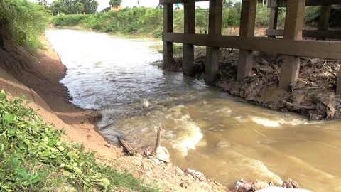 วิกฤติน้ำ 58! สถานการณ์ลุ่มเจ้าพระยาดีขึ้น เร่งช่วยพื้นที่ท้ายน้ำ