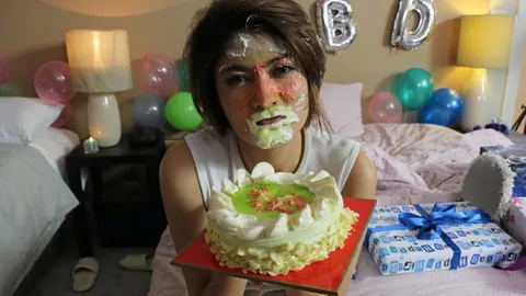 'มาร์กี้' พลาดท่าหน้าโปะเค้ก เพื่อนแกล้งเซอร์ไพรส์วันเกิด