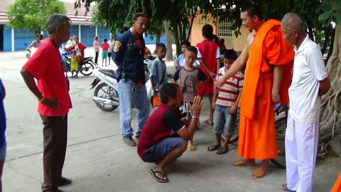 อภัยให้โจร! พระเมตตาไม่เอาโทษ  โดน ตร.เท้าเปล่าไล่จับ 