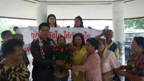 คดีสนามกอล์ฟฟ้อง ตร.! จับบุกรุกป่า ชาวบ้านแห่ให้กำลังใจ ผกก.    