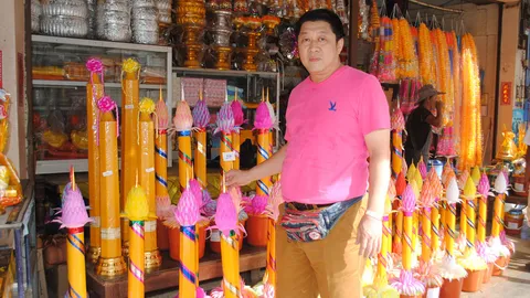 เข้าพรรษาสุโขทัยคึกคัก ประชาชนแห่ซื้อต้นเทียนถวายวัด