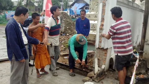 ทุบกำแพงวัดอุบลฯ เคลื่อน 'พญาเทียน' ร่วมขบวนแห่เข้าพรรษา