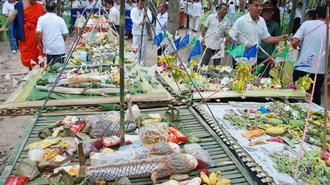  เกษตรกรเชียงใหม่เฮ! 'แห่ปลาช่อน' พิธีเทศธรรมเรียกฝนได้ผล