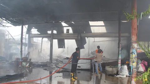 ไฟไหม้ปั๊มน้ำมันหลอด ลามบ้านวอดทั้งหลัง ทรัพย์เสียหาย-ไร้เจ็บ