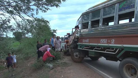 รถ นร.เบรกแตก! ชนต้นไม้ แขน-ขาหักเจ็บระนาว 20 คน  