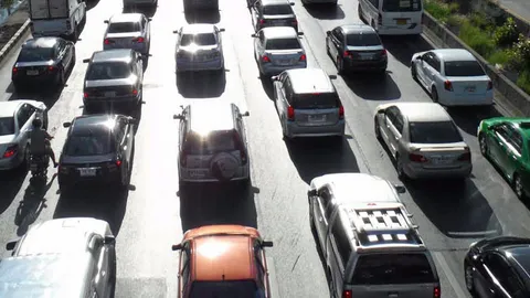 เผื่อเวลาไว้!! หยุดยาว 4 วัน คนออกตจว. ถนนหลายเส้นเมืองกรุงรถติดหนึบ