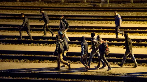 ผู้อพยพ 2 พันบุกอุโมงค์ฝรั่งเศส พยายามขึ้นรถไฟลอดใต้ทะเลไปอังกฤษ!!