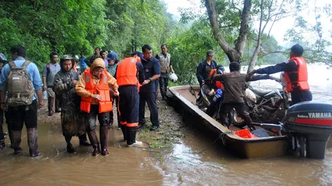 ท่วมหนัก ถนนอุทยานแม่เงา แม่ฮ่องสอน ทหาร ลุยช่วยเด็ก-คนป่วย ส่ง รพ.