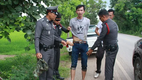 หนุ่มกำแพงเพชรใช้มีดหวังชิงรถสาว16 ตร.ตามจับได้คาบ้านในสภาพเมา 