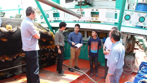 วอลมาร์ทดูการทำประมงที่พังงา หวังเห็็นถึงความพยายามหลังไทยอยู่เทียร์3