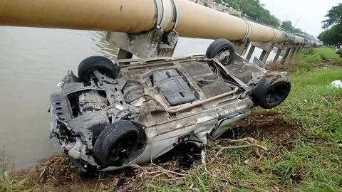 เก๋งพลิก ลูก'โหน่ง 3 ช่า' หวิดม้วย