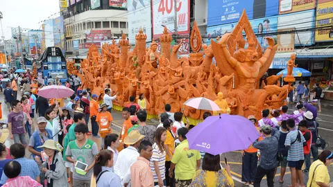 แห่เทียนโคราชคึกคัก ชาวไทย-ต่างชาติ ชมขบวนแห่ 43 วัด อย่างล้นหลาม 