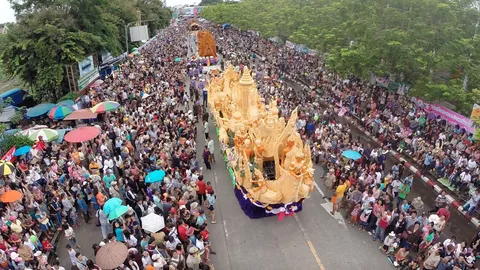 ขบวนแห่เทียนอุบลฯ คึกคัก นักท่องเที่ยวชมแน่น 2 ฝั่งถนน