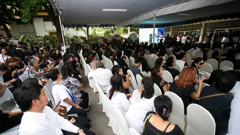 สุดเศร้า!! เพื่อนพ้องรดน้ำศพ 'สิงห์' - 'วิน' เสียใจไม่รับปากทำวงต่อ