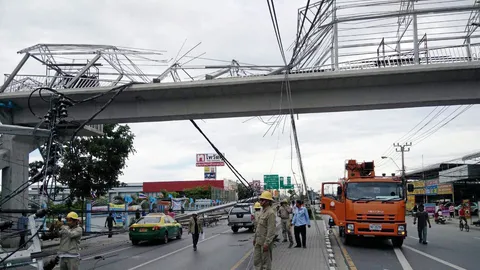 ชนเสาไฟล้ม