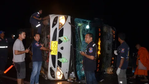 รถบัสนำพระสงฆ์ไปวัดพระธรรมกาย คว่ำที่สระบุรี เจ้าคณะอำเภอดับ