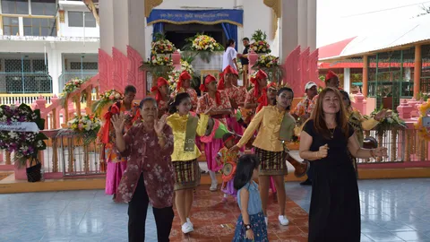 ชีวิตเป็นเรื่องสนุก! สั่งลูกเมียห้ามเศร้า รำกลองยาวหน้าศพ  