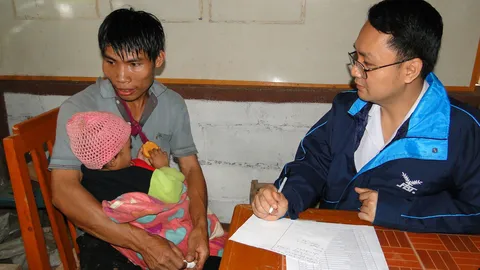 ลูกน้อยป่วยหนัก! พ่ออุ้มฝ่าฝนครึ่งวัน หาหมอที่สบเมย  