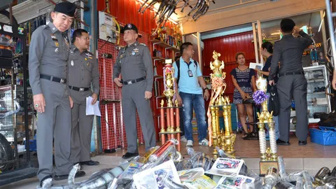 ‘ประวุฒิ’ ลุยตลาดพูนทรัพย์ จับขายอะไหล่แต่งซิ่งผิด ก.ม. 