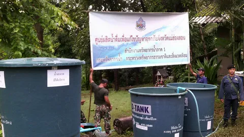 จนท.แม่ฮ่องสอน จัดหน่วยเคลื่อนที่แจกจ่ายน้ำสะอาดให้ราษฎรในพื้นที่ประสบภัย