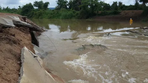อุดรฯ ฝนตกติดต่อกัน 15 วัน ทำฝายกั้นน้ำโสมพัง แต่ยังไม่ท่วมบ้านเรือน