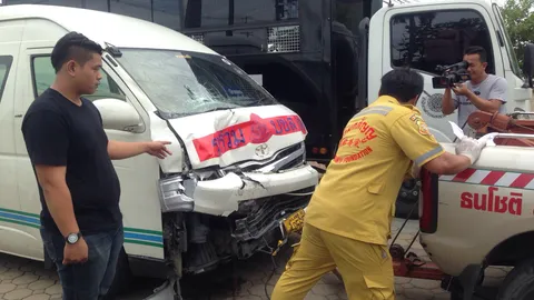 รถตู้ชนซาเล้ง! คนเผาถ่านผัวเมีย ตายคาที่ 2 ศพ 