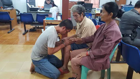 ตำรวจกาฬสินธุ์ บุกจับลูกเมาคลั่ง ทำร้ายร่างกายพ่อบาดเจ็บสาหัส