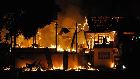 ไฟไหม้กุฏิไม้สัก วัดสุโขทัยวอดทั้งหลัง เณรจำวัดรู้สึกตัวหนีทัน