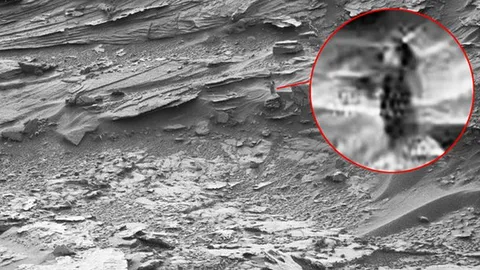 ตะลึง! หญิงชุดดำบนดาวอังคาร ภาพปริศนาจากยานสำรวจนาซา