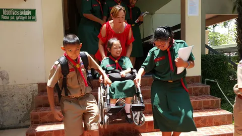 สุดยอดแม่หัวใจแกร่ง วัย 43 ดูแลลูกป่วย แขนและขาอ่อนแรง