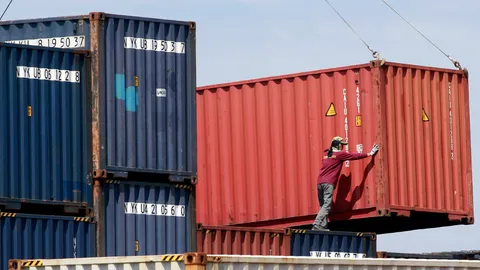 พาณิชย์ หั่นเป้าส่งออกปีนี้ติดลบ 3% เหตุ ศก.โลกไม่ฟื้นตัว