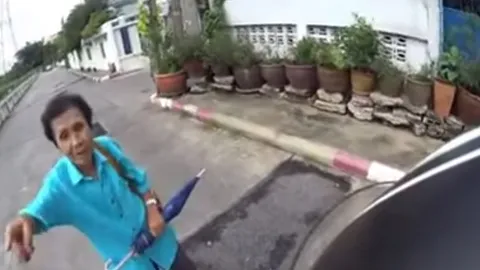 ขอให้เจริญ! แห่ชื่นชมน้ำใจหนุ่มบิ๊กไบค์ หลังถูกยายเรียกโบกกลางซอย 