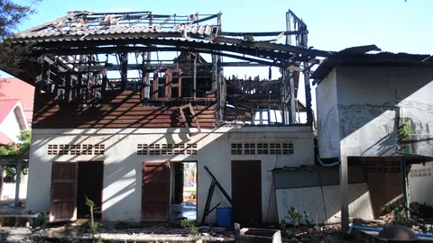 อัศจรรย์! เพลิงเผากุฏิวอดทั้งหลัง พระบรมฉายาลักษณ์ 'ในหลวง-ราชินี' ไม่ไหม้