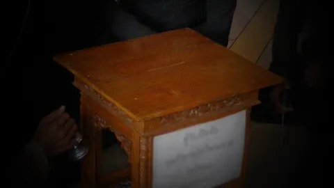 2 โจ๋ใช้หมากฝรั่งติดก้านมะยม หย่อนตู้บริจาคลักเงิน