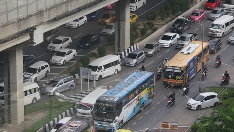 สภาพจราจรเย็นวันศุกร์ต้นเดือน ทุกเส้นรถหนาแน่น เคลื่อนตัวช้า