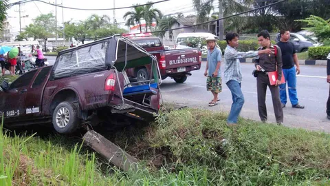 สองแถวรับ-ส่ง นร. เสียหลัก เจ็บระนาวเกือบ 20 ยังดี ไร้สาหัส-ตาย 