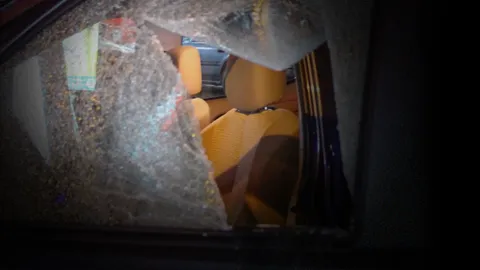 พ่อค้าอาหารทะเลเขม่นคู่แข่ง เล็งปืนใส่ยิงไม่ออก ขว้างทะลุกระจกรถโดนหัวสาหัส