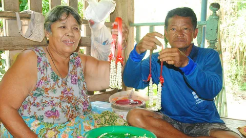ฝนตกหนักดอกมะลิร่วงกราว หวั่นรายได้หด วันแม่ไม่มีพวงมาลัยขาย